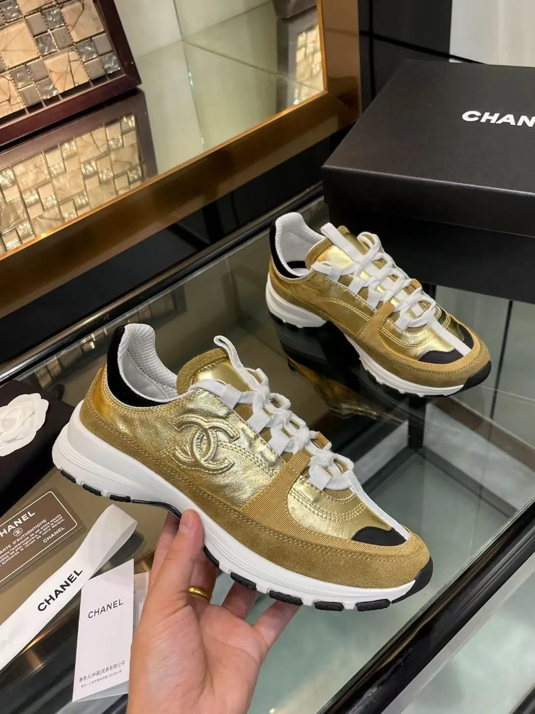 👟👟Ex-factory price 600👟👟Chanel Chanel 25SS latest white shoes, casual sports shoes, skate shoes, original purchase, development and production. Xiaoxiang C’s counter is another super hot model, loved by Internet celebrity bloggers and ladies, various praises on social platforms, super popular, high quality, breathable and super spring and summer. Seeing this issue always arouses the inner desire of girls for fashion. The latest calfskin material Classic black and white color scheme, fashionable on the feet and easy to care for #Material: Original customized imported cowhide material #Inner lining: Customized soft sheepskin lining #Sole: Original open-molded TPU non-slip outsole #Sole thickness: 2.5CM Size: 35-40 (custom-made size 40 is not returnable)